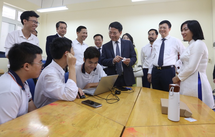 Bộ trưởng Nguyễn Mạnh Hùng trao tặng Phòng thực hành giáo dục STEM cho Trường THPT chuyên ĐH Sư phạm - Ảnh 2.