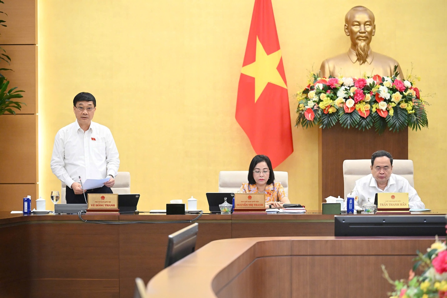 Gấp rút hoàn thiện các quy định để Luật Công nghiệp công nghệ số sớm đi vào cuộc sống - Ảnh 2.