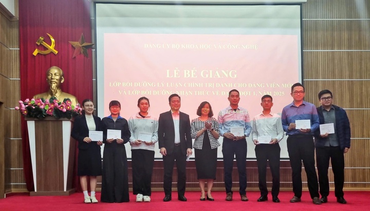 Bế giảng các lớp bồi dưỡng nhận thức về Đảng (đợt 1) và lớp bồi dưỡng lý luận chính trị dành cho đảng viên mới năm 2025 - Ảnh 3.