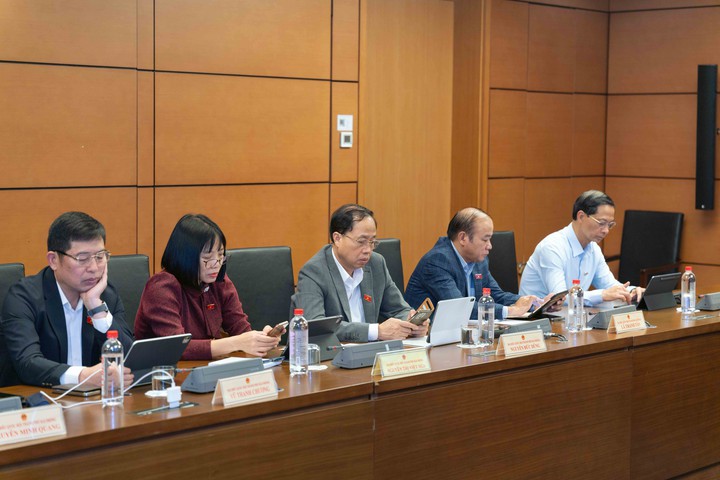 Các đại biểu Quốc hội góp ý chi tiết vào 03 dự án luật về Chuyển đổi số và Khoa học Công nghệ - Ảnh 8.